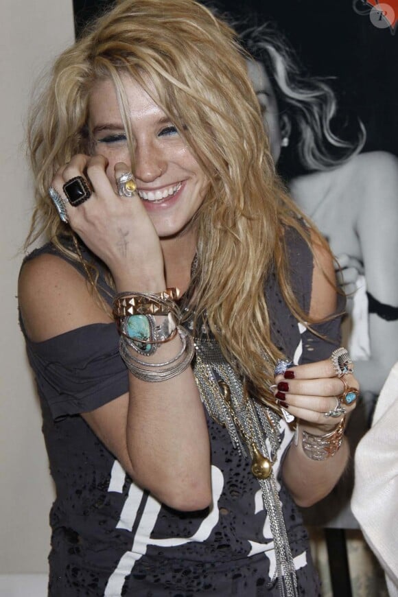 Kesha raconte comment Paris Hilton et Nicole Richie se sont invitées chez elle dans le cadre d'un tournage de The Simple Life, en 2005.