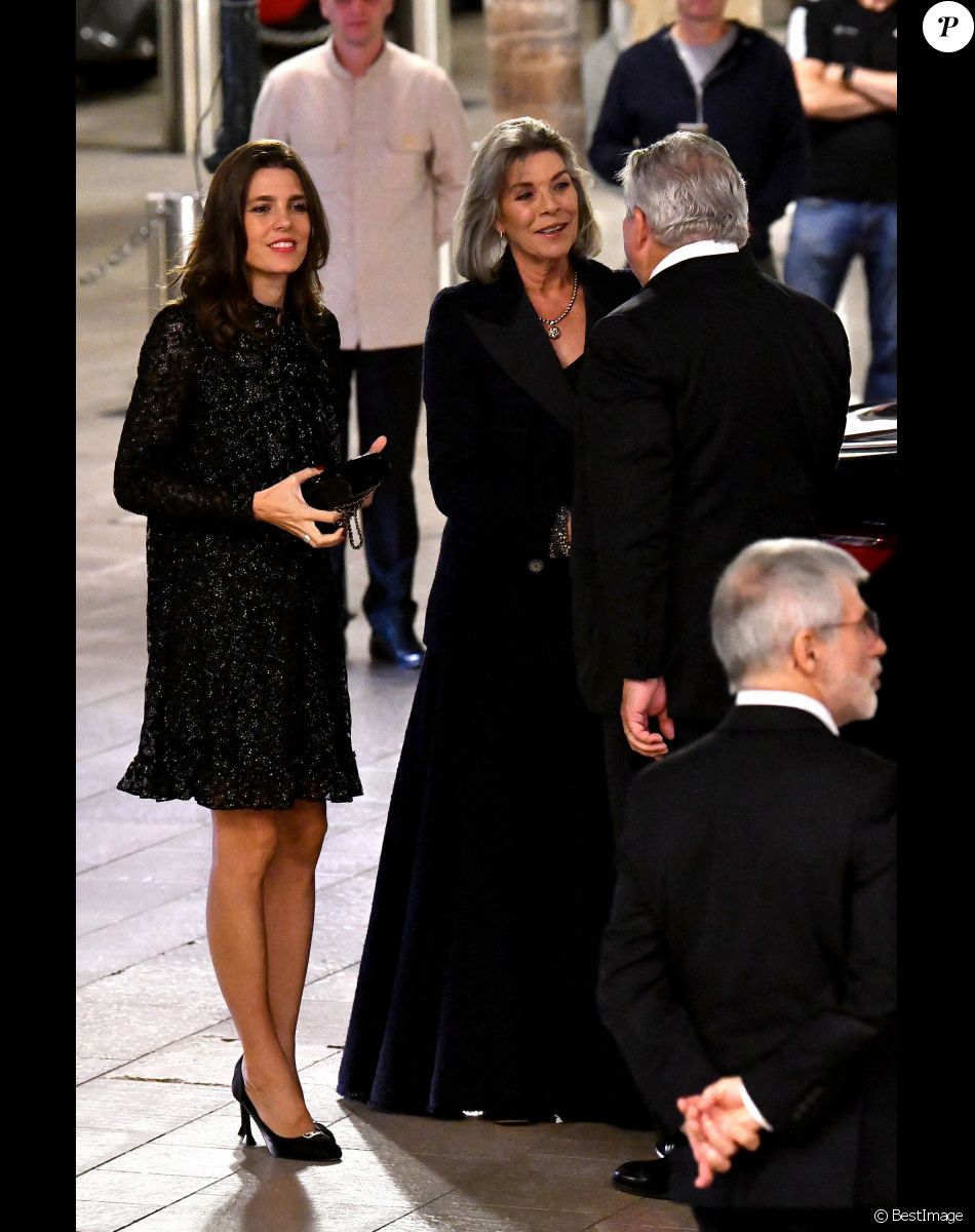 Semi-exclusif - Charlotte Casiraghi et sa mère la princesse Caroline de Hanovre durant la cérémonie de proclamation de l'édition 2022 des Prix de la Fondation Prince Pierre à l'opéra Garnier à Monaco, le 11 octobre 2022. © Bruno Bebert / Bestimage