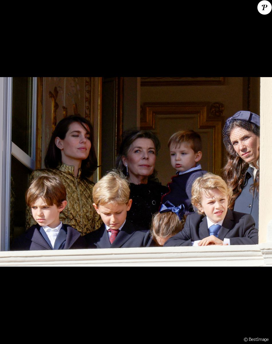 Charlotte Casiraghi, son fils Raphaël Elmaleh, Sacha Casiraghi, India Casiraghi, la princesse Caroline de Hanovre, Maximilian Casiraghi et sa mère Tatiana Santo Domingo - La famille princière de Monaco apparaît au balcon du palais lors de la fête nationale de Monaco, le 19 novembre 2021. © Claudia Albuquerque/Bestimage