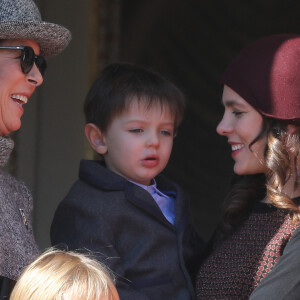 Beatrice Borromeo, la princesse Caroline de Hanovre, Charlotte Casiraghi et son fils Raphaël Elmaleh - La famille princière de Monaco au balcon du palais lors de la fête nationale monégasque, à Monaco, le 19 novembre 2017. © Dominique Jacovides/Bestimage