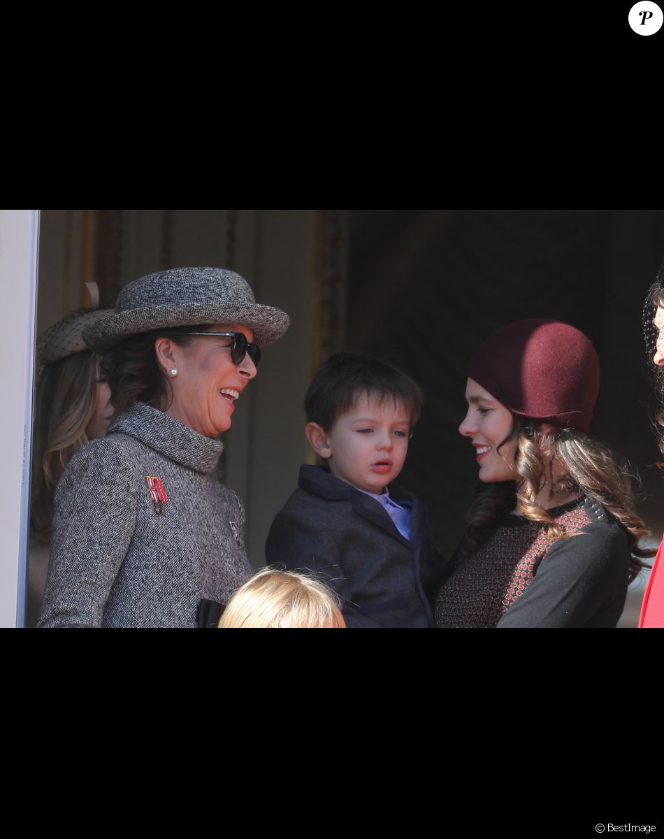 Beatrice Borromeo, la princesse Caroline de Hanovre, Charlotte Casiraghi et son fils Raphaël Elmaleh - La famille princière de Monaco au balcon du palais lors de la fête nationale monégasque, à Monaco, le 19 novembre 2017. © Dominique Jacovides/Bestimage