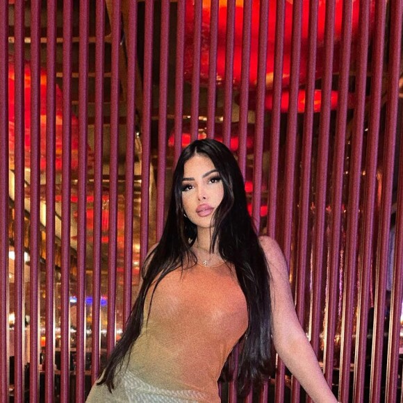 Maeva Ghennam prend la pose sur Instagram