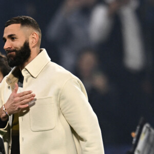 Karim Benzema présente son Ballon d'Or aux supporters lyonnais à la mi-temps du match OL-Nice au Groupama Stadium de Décines-Charpieu, France, le 11 novembre 2022. © Frédéric Chambert/Panoramic/Bestimage