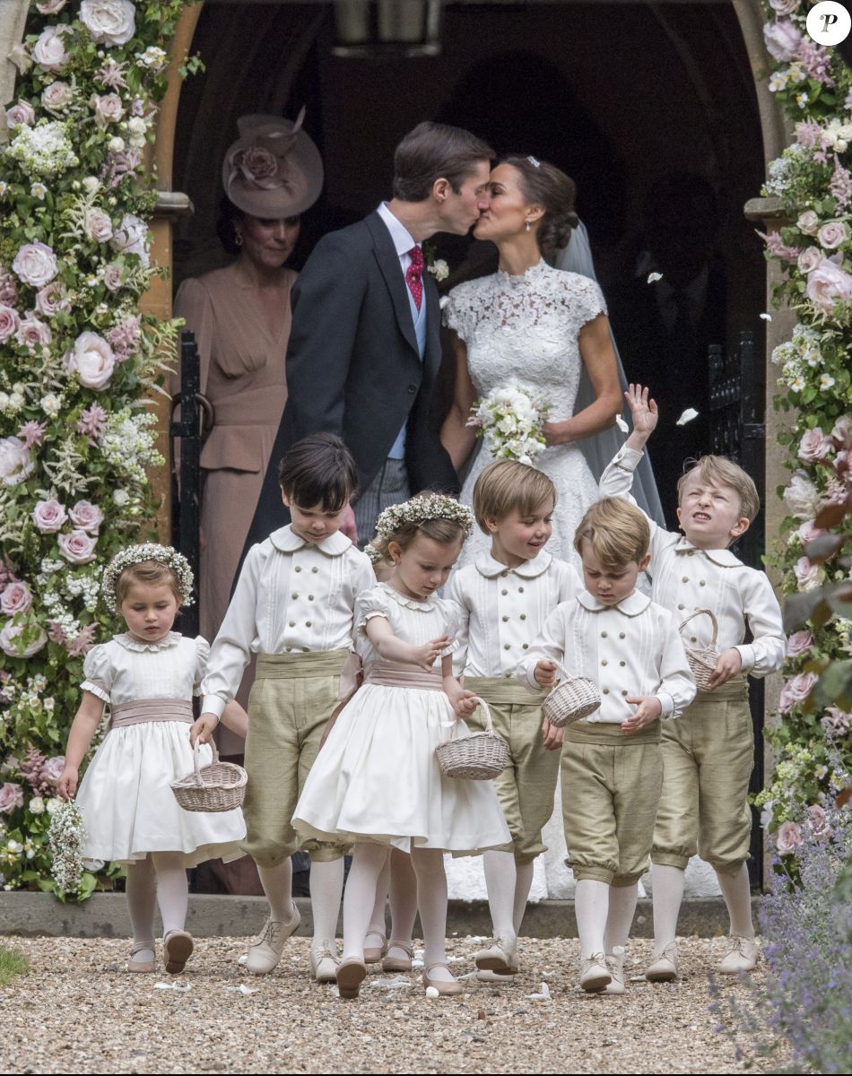 Pippa Middleton, son mari James Matthews, Catherine (Kate) Middleton, duchesse de Cambridge, le prince George de Cambridge et la princesse Charlotte de Cambridge - Mariage de P. Middleton et J. Matthew, en l'église St Mark Englefield, Berkshire, Royaume Uni, le 20 mai 2017.