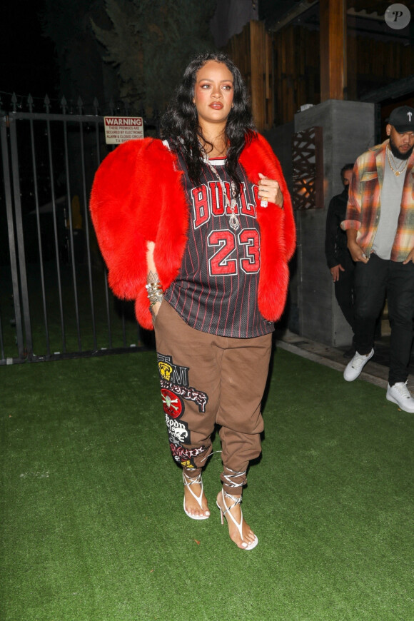 Exclusif - Rihanna, enceinte, quitte le restaurant "Nobu" après le dîner à Los Angeles, le 15 février 2022. 