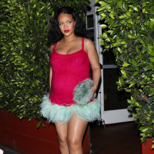 Exclusif - Rihanna, enceinte, porte une mini-robe rose vif avec des détails en fausse fourrure verte pour aller dîner chez Giorgio Baldi à Santa Monica, Los Angeles, Californie, Etats-Unis, le 2 avril 2022. 