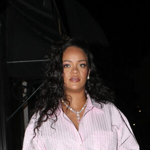 Rihanna enceinte achete des vêtements pour bébés chez "Couture Kids" à West Hollywood le 25 mars 2022. 