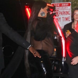 Rihanna, enceinte, arrive à l'after-party des Oscar de Jay-Z au Château Marmont à Los Angeles, le 27 mars 2022. 