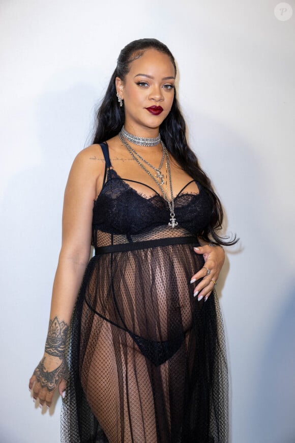 Semi-Exclusif - Rihanna (enceinte) dans les backstage du défilé de mode automne-hiver 2022/2023 "Christian Dior" lors de la fashion week de Paris. Le 1er mars 2022 © Olivier Borde / Bestimage 
