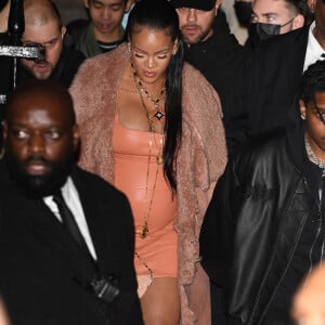 Rihanna (enceinte) et son compagnon Asap Rocky quittent le défilé Off-White Femme Automne/Hiver 2022/2023 lors de la Fashion Week de Paris le 28 février 2022.