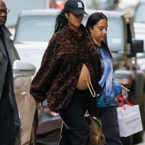 Exclusif - Rihanna enceinte se promène dans les rues de New York le 17 février 2022. 