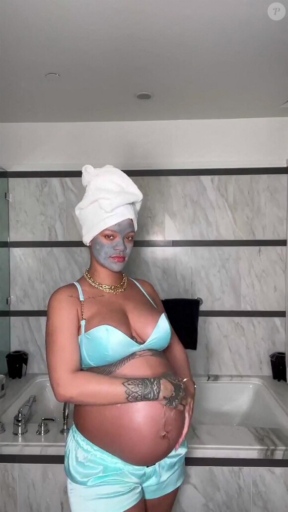 Rihanna enceinte se fait un soin du visage en petite tenue dans sa salle de bain pour le plus grand plaisir de ses fans le 7 mai 2022. 