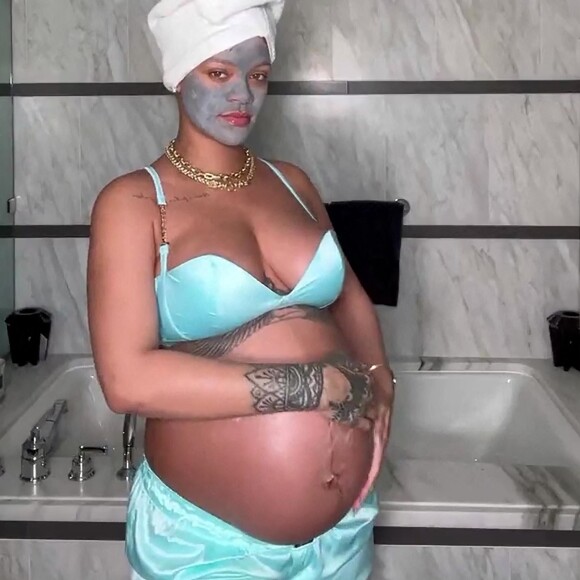 Rihanna enceinte se fait un soin du visage en petite tenue dans sa salle de bain pour le plus grand plaisir de ses fans le 7 mai 2022. 
