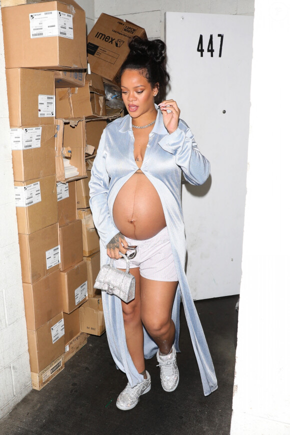 Rihanna enceinte a dîné dans un restaurant à Los Angeles le 8 avril 2022. 