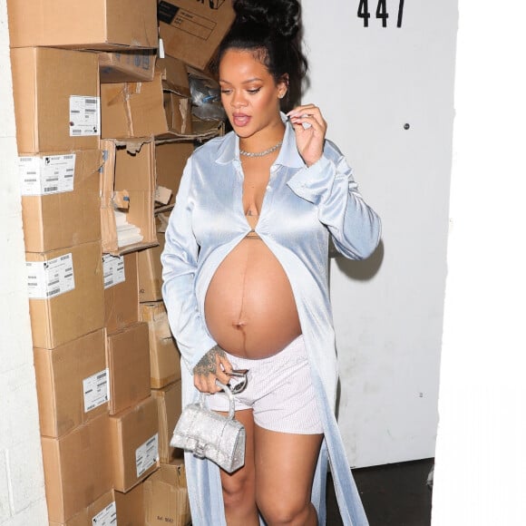 Rihanna enceinte a dîné dans un restaurant à Los Angeles le 8 avril 2022. 