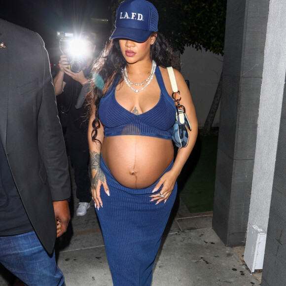 Rihanna enceinte quitte seule le restaurant Nobu à Los Angeles le 6 avril 2022. 