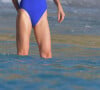 Laeticia Hallyday - Laeticia Hallyday rejoint Bella Hadid et son équipe de shooting sur un paddle géant et se baigne sur une plage de Saint-Barthélemy le 7 décembre 2019.