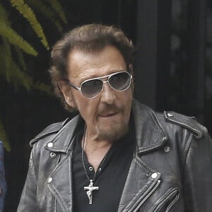 Exclusif - Johnny Hallyday et sa femme Laeticia Hallyday - Johnny Hallyday quitte sa propriété de Pacific Palissades le 12 septembre 2016 pour aller faire une virée à moto et faire "Easy Rider" à l'envers. Ils prendront la route depuis La Nouvelle-Orléans jusqu'à Los Angeles le 14 septembre 2016. Pour cette virée, il sera accompagné de Pierre Billon, Claude Bouillon, Yodelice (Maxim Nucci), Philippe Fatien et Sébastien Farran ainsi que d'autres amis qui composent sa nouvelle bande de hipster. Johnny dit au revoir à sa femme Laeticia ainsi qu'à sa grand-mère Elyette. Johnny et sa bande vont prendre un jet privé à l'aéroport de Van Nuys à Los Angeles .