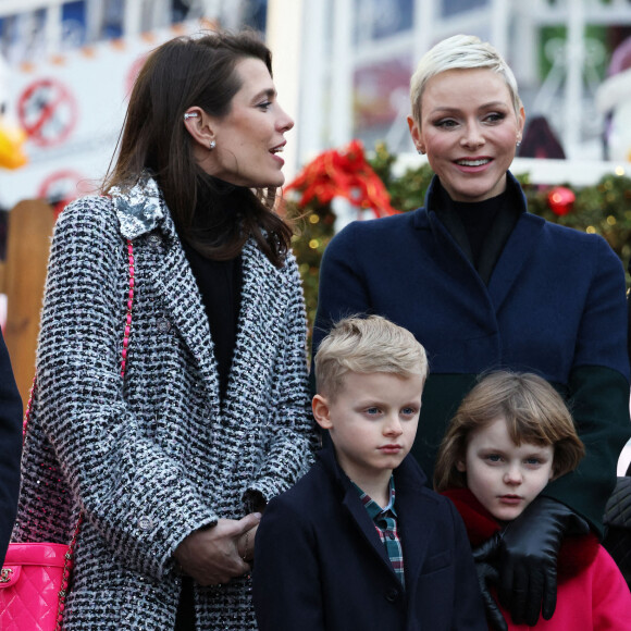 La princesse Charlène de Monaco, accompagnée des ses enfants le prince Jacques de Monaco, marquis des Baux, et la princesse Gabriella de Monaco, comtesse de Carladès, Charlotte Casiraghi, Mélanie de Massy et Georges Marsan, le maire de Monaco, lors de l'inauguration du marché de Noël à Monaco, le 2 décembre 2022. © Jean-Charles Vinaj/Pool Monaco/Bestimage 
