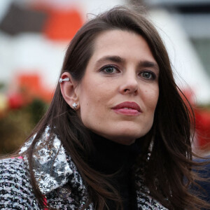 La princesse Charlène de Monaco, accompagnée des ses enfants le prince Jacques de Monaco, marquis des Baux, et la princesse Gabriella de Monaco, comtesse de Carladès, Charlotte Casiraghi, Mélanie de Massy et Georges Marsan, le maire de Monaco, lors de l'inauguration du marché de Noël à Monaco, le 2 décembre 2022. © Jean-Charles Vinaj/Pool Monaco/Bestimage 