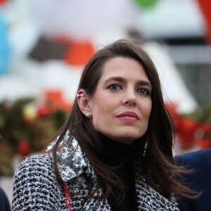 La princesse Charlène de Monaco, accompagnée des ses enfants le prince Jacques de Monaco, marquis des Baux, et la princesse Gabriella de Monaco, comtesse de Carladès, Charlotte Casiraghi, Mélanie de Massy et Georges Marsan, le maire de Monaco, lors de l'inauguration du marché de Noël à Monaco, le 2 décembre 2022. © Jean-Charles Vinaj/Pool Monaco/Bestimage 