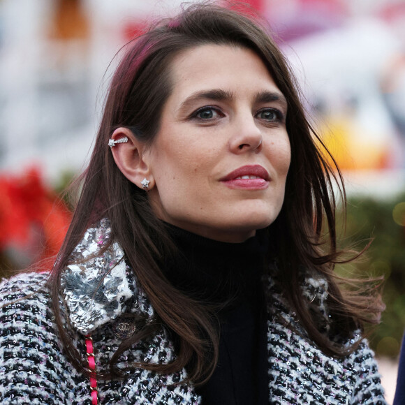 La princesse Charlène de Monaco, accompagnée des ses enfants le prince Jacques de Monaco, marquis des Baux, et la princesse Gabriella de Monaco, comtesse de Carladès, Charlotte Casiraghi, Mélanie de Massy et Georges Marsan, le maire de Monaco, lors de l'inauguration du marché de Noël à Monaco, le 2 décembre 2022. © Jean-Charles Vinaj/Pool Monaco/Bestimage 