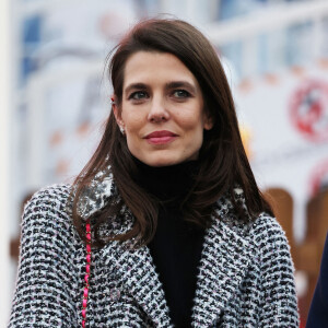 La princesse Charlène de Monaco, accompagnée des ses enfants le prince Jacques de Monaco, marquis des Baux, et la princesse Gabriella de Monaco, comtesse de Carladès, Charlotte Casiraghi, Mélanie de Massy et Georges Marsan, le maire de Monaco, lors de l'inauguration du marché de Noël à Monaco. © Jean-Charles Vinaj/Pool Monaco/Bestimage 