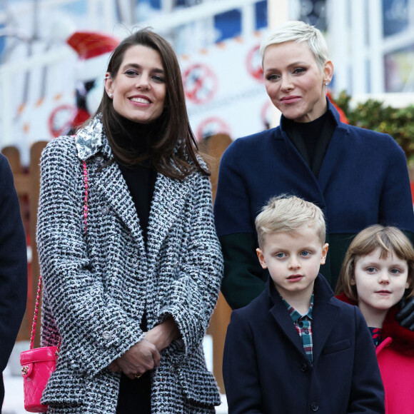 La princesse Charlène de Monaco, accompagnée des ses enfants le prince Jacques de Monaco, marquis des Baux, et la princesse Gabriella de Monaco, comtesse de Carladès, Charlotte Casiraghi, Mélanie de Massy et Georges Marsan, le maire de Monaco, lors de l'inauguration du marché de Noël à Monaco, le 2 décembre 2022. © Jean-Charles Vinaj/Pool Monaco/Bestimage 