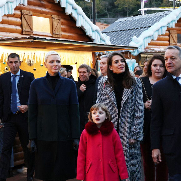 La princesse Charlène de Monaco, accompagnée des ses enfants le prince Jacques de Monaco, marquis des Baux, et la princesse Gabriella de Monaco, comtesse de Carladès, Charlotte Casiraghi, Mélanie de Massy et Georges Marsan, le maire de Monaco, lors de l'inauguration du marché de Noël à Monaco, le 2 décembre 2022. © Jean-Charles Vinaj/Pool Monaco/Bestimage 