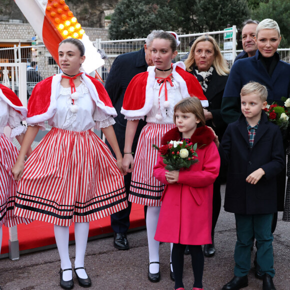 La princesse Charlène de Monaco, accompagnée des ses enfants le prince Jacques de Monaco, marquis des Baux, et la princesse Gabriella de Monaco, comtesse de Carladès, Charlotte Casiraghi, Mélanie de Massy et Georges Marsan, le maire de Monaco, lors de l'inauguration du marché de Noël à Monaco, le 2 décembre 2022. © Jean-Charles Vinaj/Pool Monaco/Bestimage 