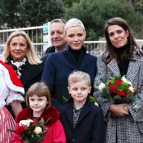 La princesse Charlène de Monaco, accompagnée des ses enfants le prince Jacques de Monaco, marquis des Baux, et la princesse Gabriella de Monaco, comtesse de Carladès, Charlotte Casiraghi, Mélanie de Massy et Georges Marsan, le maire de Monaco, lors de l'inauguration du marché de Noël à Monaco, le 2 décembre 2022. © Jean-Charles Vinaj/Pool Monaco/Bestimage 