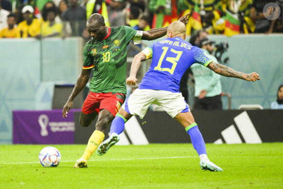 ABOUBAKAR Vincent (CMR) vs DANI ALVES (BRA) - Match "Brésil - Cameroun" (0-1) lors de la Coupe du Monde 2022 au Qatar, le 2 décembre 2022. © JB Autissier / Panoramic / Bestimage 