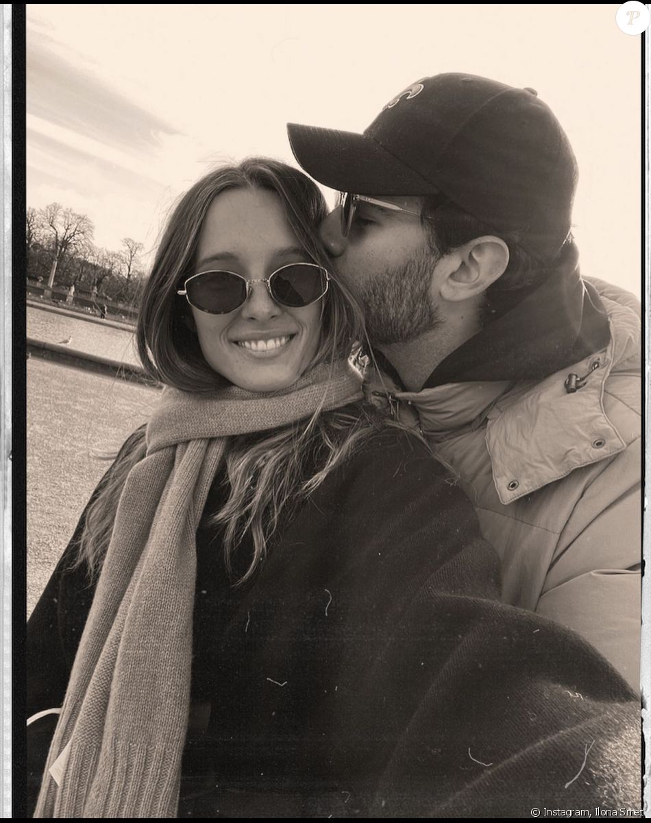 Ilona Smet se promène en famille à Paris. Le 30 novembre 2022.