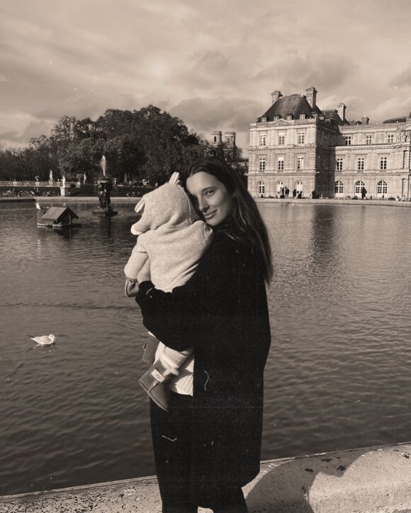 Ilona Smet se promène en famille à Paris. Le 30 novembre 2022.