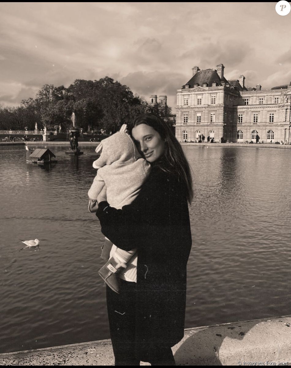Ilona Smet se promène en famille à Paris. Le 30 novembre 2022.