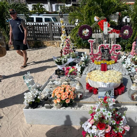 La tombe de Johnny Hallyday parfaitement décorée au cimetière de Lorient à Saint-Barth