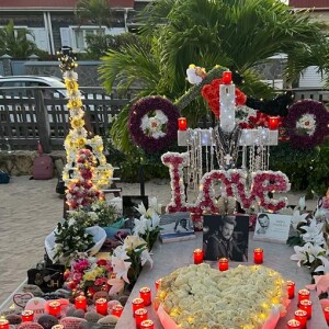 La tombe de Johnny Hallyday parfaitement décorée au cimetière de Lorient à Saint-Barth