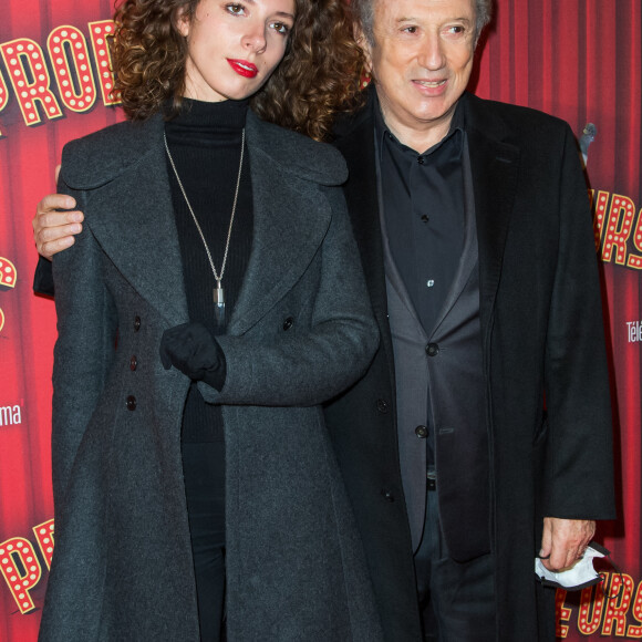 Michel Drucker et sa "petite-fille" Rebecca (fille de Stéfanie Jarre et petite fille de Dany Saval) - Soirée de gala à l'occasion de la première de la pièce "Les producteurs" au Théâtre de Paris à Paris. Le 2 décembre 2021 © Christophe Clovis / Bestimage