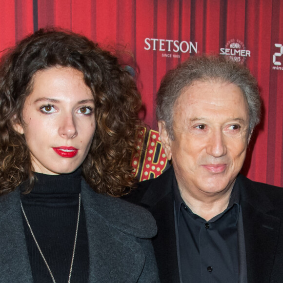 Michel Drucker et sa "petite-fille" Rebecca (fille de Stéfanie Jarre et petite fille de Dany Saval) - Soirée de gala à l'occasion de la première de la pièce "Les producteurs" au Théâtre de Paris à Paris. Le 2 décembre 2021 © Christophe Clovis / Bestimage