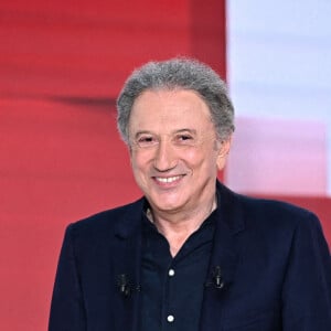 Exclusif - Michel Drucker - Enregistrement de l'émission "Vivement Dimanche" au Studio Gabriel, présentée par M.Drucker, et diffusée sur France 3, de 13h30 à 15h, le 28 août © Guillaume Gaffiot / Bestimage