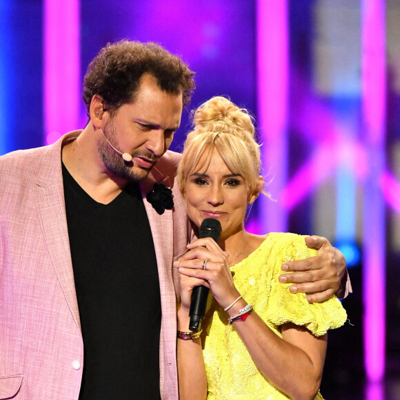 Eric Antoine et Elodie Gossuin durant l'enregistrement de l'émission de télévision "La Grande Battle Musicale", dans le théâtre antique d'Orange. Le 16 mai 2022. © Bruno Bebert / Bestimage