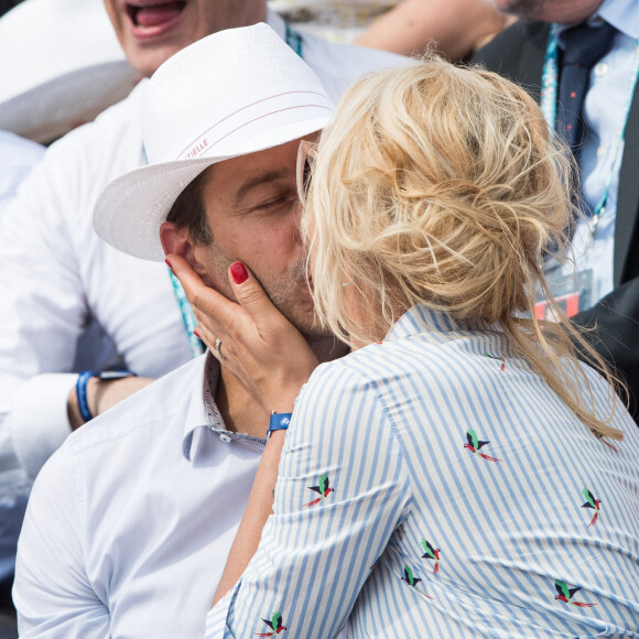 Elodie Gossuin et son mari Bertrand Lacherie dans les tribunes lors des internationaux de tennis de Roland Garros à Paris, le 4 juin 2019. © Jacovides-Moreau/Bestimage 