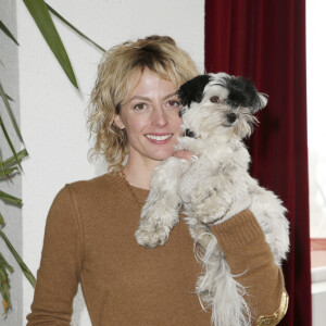 Sara mortensen pour Astrid et Raphaëlle avec son chien qui s'appelle Lily qui est un Bichon Havanais. - Rendez-vous photo lors de la 24ème édition du festival Tv de Luchon le 11 février 2022. © Christophe Aubert via Bestimage