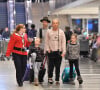 Toni Colette arrive avec son mari Dave Galafassi et leurs enfants Sage et Arlo, à l'aéroport de Los Angeles (LAX), le 21 décembre 2017.