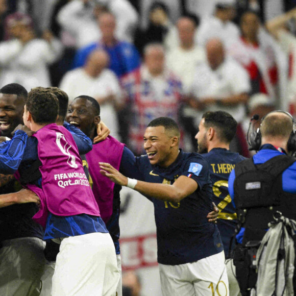 joie des joueurs de l equipe de France en fin de match au match de football de quart de finale opposant la France à l'Angleterre lors de coupe de Monde au stade Al Bayt à Al Khor au Qatar, le 10 décembre 2022. La France a gagné 2-1. © Jean-Baptiste Autissier/Panoramic/Bestimage 