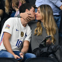 Didier Deschamps : Son fils Dylan et sa belle-fille Mathilde se lâchent en tribunes au Qatar, baisers d'anthologie !