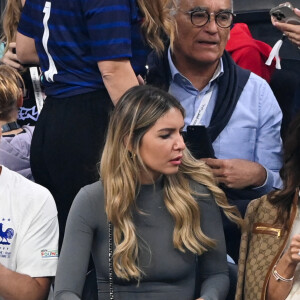 Dylan Deschamps, sa compagne Mathilde Cappelaere et Claude Deschamps en tribune du match de football de quart de finale opposant la France à l'Angleterre lors de coupe de Monde au stade Al Bayt à Al Khor au Qatar, le 10 décembre 2022. La France a gagné 2-1. © Philippe Perusseau/Bestimage 