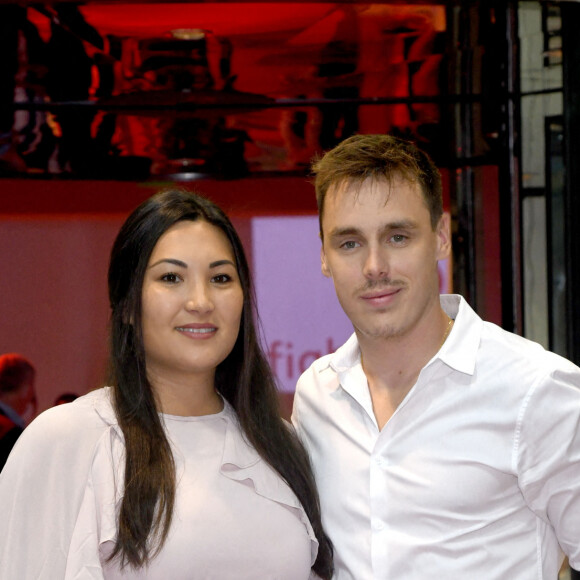 Louis Ducruet et sa femme Marie durant la traditionnelle soirée d'été de Fight Aids Monaco au Sporting Club de Monaco, le 24 juillet 2021. Cette année, les artistes de "The Show - A tribute to ABBA" ont répondu présents pour se produire sur la scène de la Salle des Etoiles, au profit de l'association Fight Aids Monaco, fondée en 2004 par la princesse Stéphanie de Monaco. Une soirée qui permet de récolter des fonds pour venir en aide aux malades du SIDA. Monaco, le 24 juillet 2021. © Bruno Bebert/Bestimage 