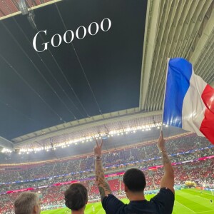 Hugo Manos encourage l'équipe de France au Qatar avec Laurent Ruquier et Florian Gazan. Le 10 décembre 2022.