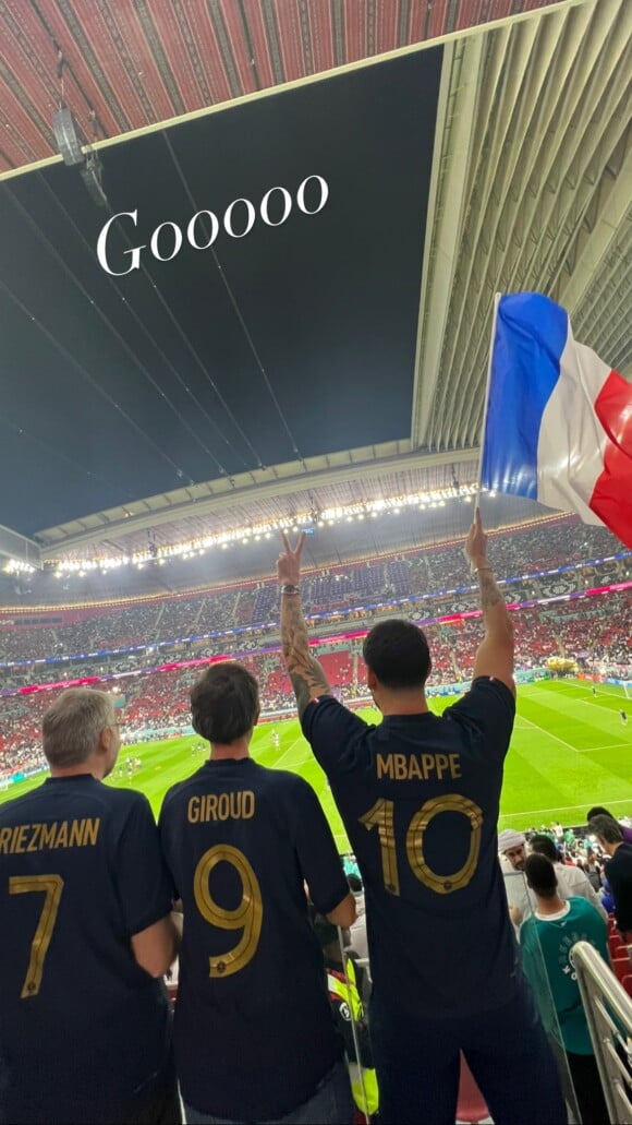 Hugo Manos encourage l'équipe de France au Qatar avec Laurent Ruquier et Florian Gazan. Le 10 décembre 2022.